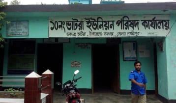 ইউপি চেয়ারম্যানকে বের করে কার্যালয়ে ছাত্রদলের তালা