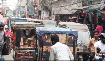 ফুটপাত দখলে সড়কে হাঁটছেন পথচারী, যানজটে নাকাল মাদারীপুরবাসী