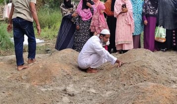 রামপালে সড়ক দুর্ঘটনা: জামাইয়ের কবর দেখে গেলেন মিতুর বাবা