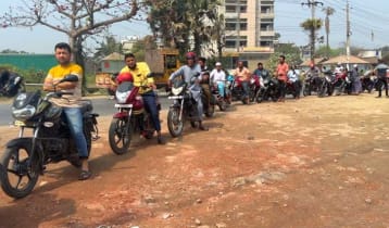 পাবনায় তেল পেতে পাম্পে গাড়ির দীর্ঘ লাইন