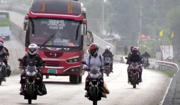 মোটরসাইকেলে ঝুঁকি নিয়ে বাড়ি ফিরছে মানুষ