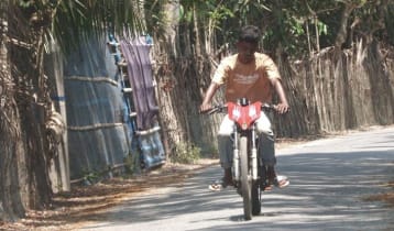 মোটরসাইকেল তৈরি করে তাক লাগালেন মুজাহিদ