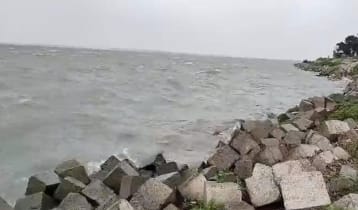 ঝড়ে পদ্মায় ডুবল সিমেন্টবোঝাই ৩ ট্রলার