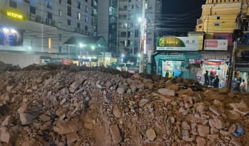 আ.লীগ কার্যালয়ে দুপুরে ঝোলানো হলো ‘পাবলিক টয়লেট’, সন্ধ্যায় নেই