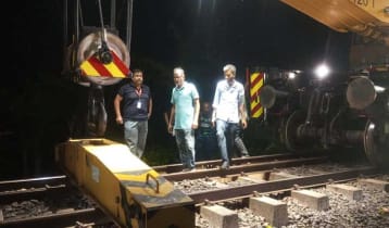 বগুড়ায় ট্রেনের লাইনচ্যুত ৯ বগি উদ্ধার শুরু