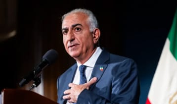 ইরানের শাসনভার নিতে প্রস্তুত রেজা পাহলভি