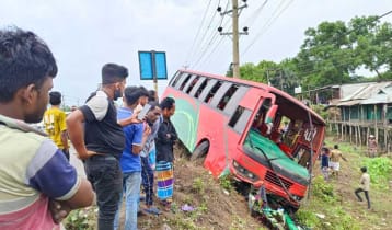 তিন যানবাহনে ধাক্কা দিয়ে বাসের পিলারে ধাক্কা, নিহত ২