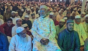 শরীয়তপুরে কেন্দ্রীয় ঈদগাহ মাঠে মুসল্লিদের ঢল