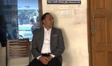 পরিদর্শনে গিয়ে অফিসে কাউকে না পেয়ে বারান্দায় অপেক্ষা ভূমি প্রতিমন্ত্রীর