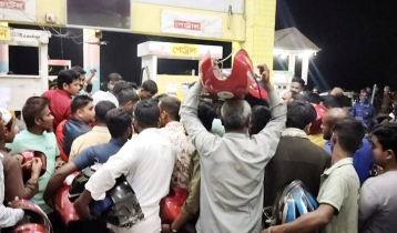 মোটরসাইকেলের ট্যাংকি হাতে তেলের জন্য অপেক্ষা