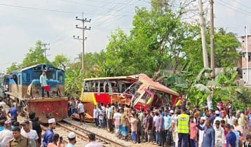 কুমিল্লায় বাস-ট্রেন সংঘর্ষ: ‘ক্রসিংয়ের গেট খোলা ছিল’