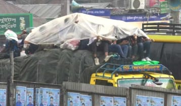 বৃষ্টিতে ঘরমুখো মানুষের ভোগান্তি 