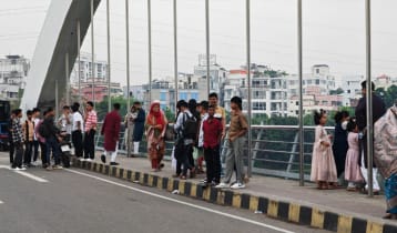 ঈদের দিন হাতিরঝিলে বিনোদনপ্রেমীদের ভিড়