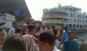 সদরঘাটে দুর্ঘটনার পরও উদাসীন যাত্রীরা 