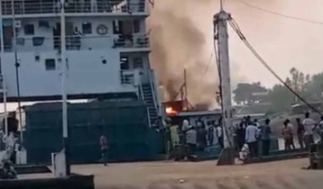 পাটুরিয়ায় ফেরিতে আগুন