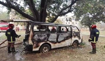 গোমস্তাপুর স্বাস্থ্য কমপ্লেক্সে পরিত্যক্ত অ্যাম্বুলেন্সে আগুন