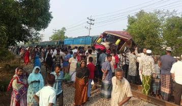 বাসে ট্রেনের ধাক্কায় ১২ মৃত্যু: দুই গেইটম্যানের বিরুদ্ধে মামলা