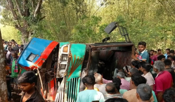 গাছে ধাক্কা দিয়ে উল্টে গেল বাস