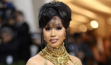 ৭৩ লাখ টাকা খুইয়ে র‌্যাপার কার্ডি বির কড়া হুঁশিয়ারি