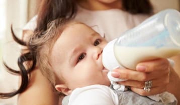 এক বছরের নিচে শিশুদের কী গরুর দুধ খাওয়ানো উচিত