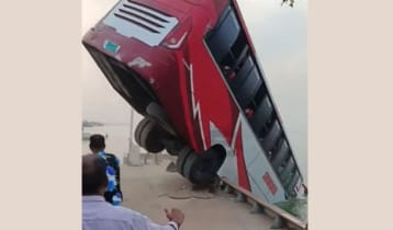 কাউন্টার মাস্টার বলছেন, পদ্মায় পড়ে যাওয়া বাসটিতে ৫০ জন মানুষ ছিল