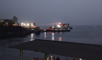 ঝড়ো হাওয়া: পাটুরিয়া-দৌলতদিয়া নৌরুট বন্ধ