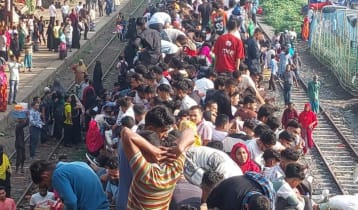 ট্রেনের ছাদে জীবনের ঝুঁকি, তবুও নাড়ির টানে বাড়ি ফেরা