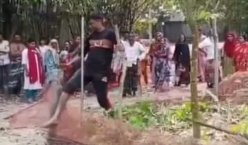 ‘জমি কম দেওয়ায়’ বাবার কবর ভাঙচুর