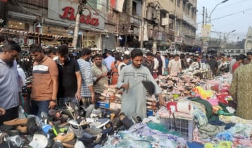 জমজমাট গুলিস্তানের ফুটপাতের বেচাকেনা