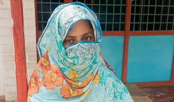 বিয়ের দাবিতে অনশনে দুই সন্তানের মা, বাড়ি ছেড়ে পালিয়েছে প্রেমিক