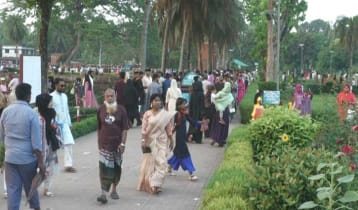 ঈদের ছুটিতে ষাট গম্বুজ মসজিদে দর্শনার্থীদের ঢল