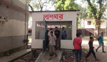 দুই বাসের মাঝে পড়ে প্রাণ গেল হকারের