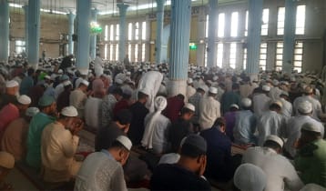 রমজানের চতুর্থ জুমায় বায়তুল মোকাররমে মুসল্লির ঢল