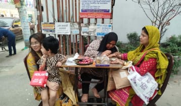 ভ্রাম্যমাণ মেহেদির দোকানে ভিড়