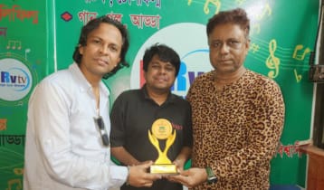 সম্মাননা পেলেন ‘ব্যাচেলর ইন ট্রিপ’-এর নির্মাতা নাসিম