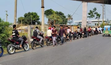 কেরানীগঞ্জে ফিলিং স্টেশনে তেলের জন্য দীর্ঘ লাইন