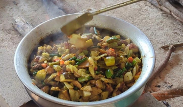 বিজুর ঐতিহ্যবাহী ‘পাজন’ দিয়ে অতিথি আপ্যায়ন