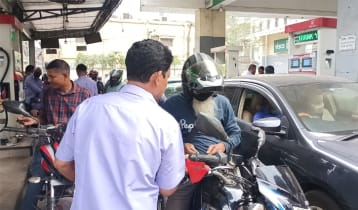 তেল নিয়ে হুলস্থুল, দুই লিটার তেলের জন্য অপেক্ষা চার ঘণ্টা 