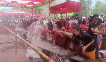 মারমা তরুণ-তরুণীদের মৈত্রী জলবর্ষণে সাংগ্রাই উৎসব উদযাপন 