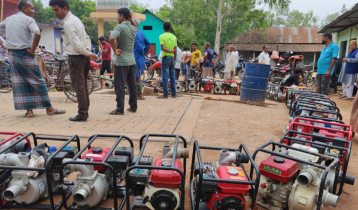 সেচপাম্প নিয়ে ফিলিং স্টেশনে কৃষকরা, ঠাকুরগাঁওয়ে ‘হায় হায়’ অবস্থা