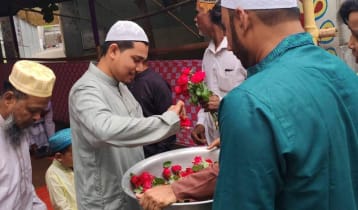 এলাকাবাসীকে গোলাপ উপহার দিয়ে প্রশংসায় ভাসছেন যুবক