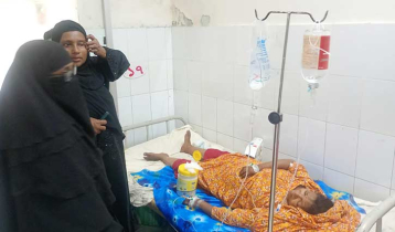 চাঁদপুরে লঞ্চে সন্তান প্রসব, মিষ্টি খেতে দেওয়া হলো টাকা  