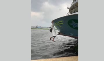 লঞ্চে উঠতে গিয়ে নদীতে পড়ে যাওয়া যাত্রী উদ্ধার
