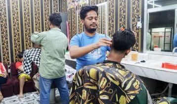 ঈদের আগে জেন্টস পার্লারে পুরুষদের ভিড়