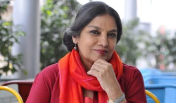 আইটেম গানে শরীর প্রদর্শন: ক্ষুব্ধ শাবানা আজমি