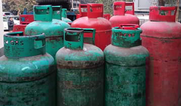 বেশি দামেই কিনতে হচ্ছে এলপিজি সিলিন্ডার