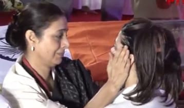 আশা ভোসলেকে শেষ শ্রদ্ধা, কান্নায় ভেঙে পড়লেন টাবু