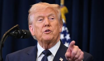 স্রেফ মজার জন্য ইরানের খারগ দ্বীপে আরও হামলার হুমকি ট্রাম্পের