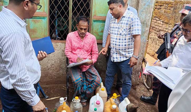 সাতক্ষীরায় বেশি দামে তেল বিক্রির করায় জরিমানা