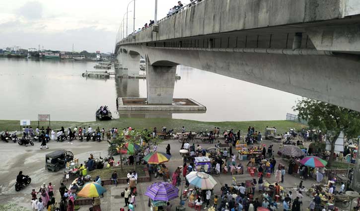 খুলনায় ঈদে বিনোদন কেন্দ্র উৎসবমুখর